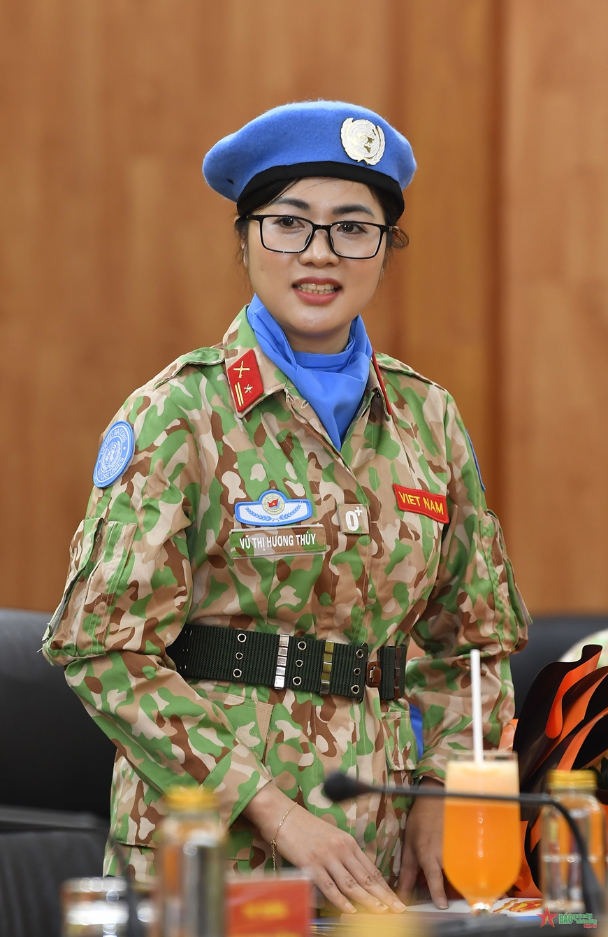 /UploadStore/admin/231210 Trao QD cua CTN cho si quan di thuc hien nhiem vu GGHB/08.jpg